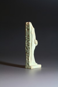 エジプト　バステト女神像　残欠　末期王朝　紀元前665-30年　H55mm No.6 ¥380000　 美しく表現された脚、添えられた手と背面に刻印されたヒエログリフ。 頭部は失われておりますがまさにそれがため残欠美と呼ぶにふさわしい存在感を得た逸品です。 背面のヒエログリフは翻訳されており The Goddess BASTET The Mistress of… May She Give Life and Health と解読できます。